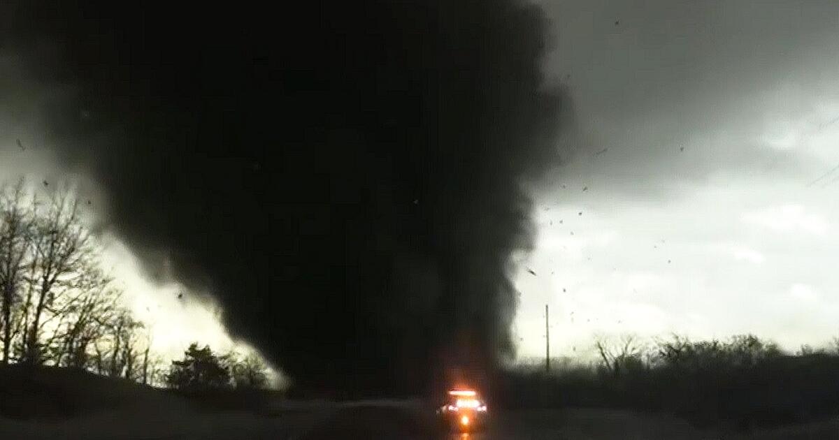 Tornado kommt gefährlich nahe Sturmjäger müssen zurückweichen GMX.CH