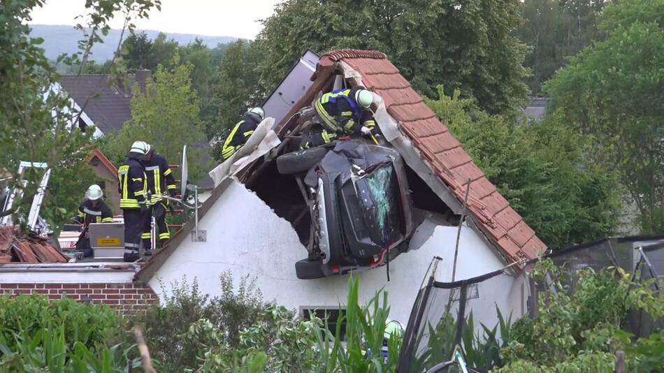 Niedersachsen: Auto kracht in Scheunendach - Siebenjähriger schwer verletzt