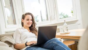 Eine Frau mit Laptop auf dem Sofa