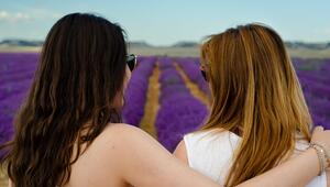 Zwei Frauen im Lavendelfeld