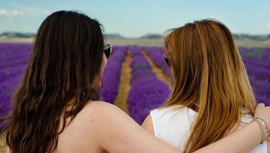 Zwei Frauen im Lavendelfeld
