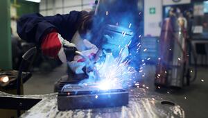 Eine Auszubildende zum Schweisser arbeitet einem Stück Metall