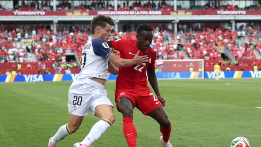 Richie Laryea und Esmir Bajraktarevic kämpfen um den Ball.