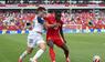 Richie Laryea und Esmir Bajraktarevic kämpfen um den Ball.