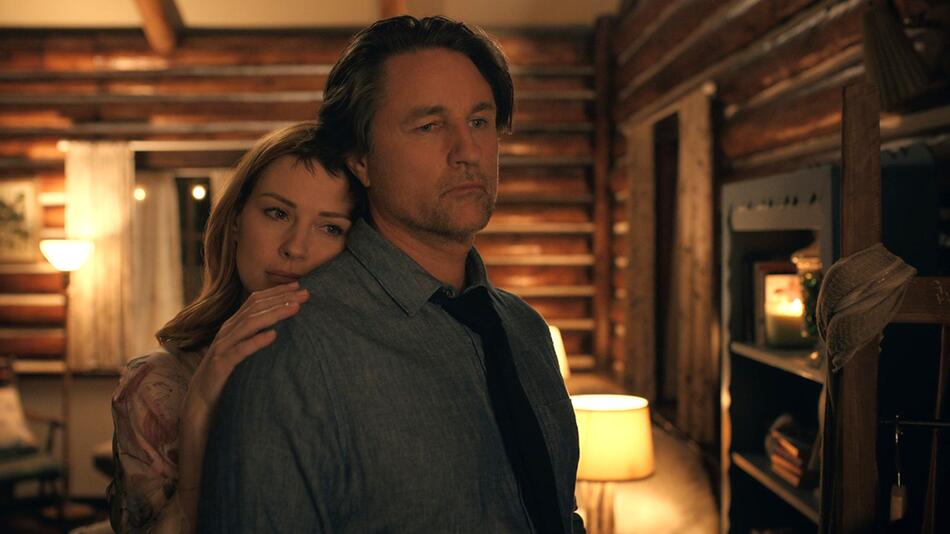 Alexandra Breckenridge und Martin Henderson in Staffel sechs von "Virgin River".