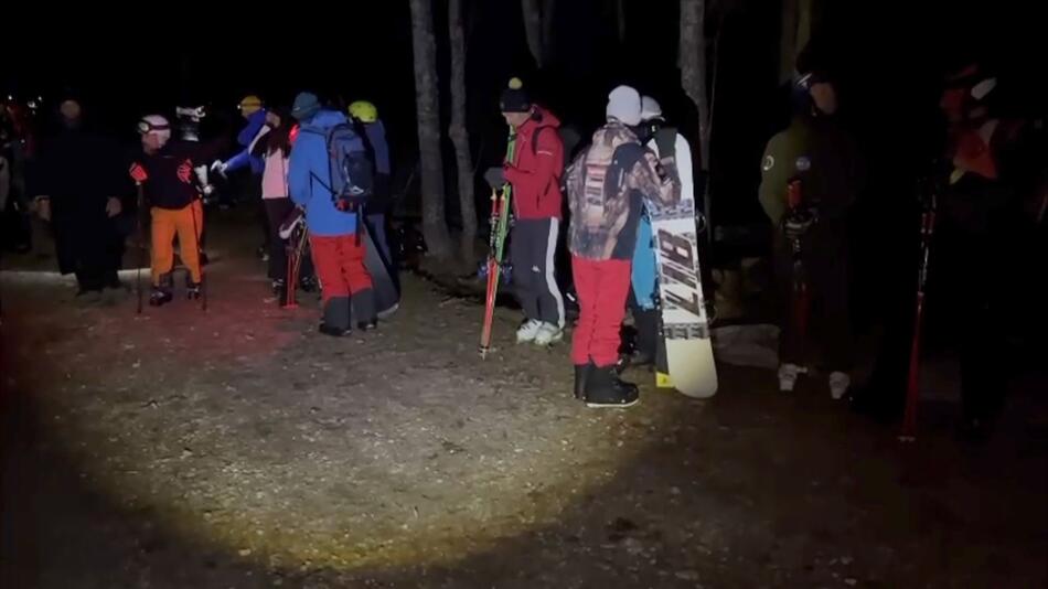 Italien: Rund 150 Menschen sitzen in Bergstationen fest