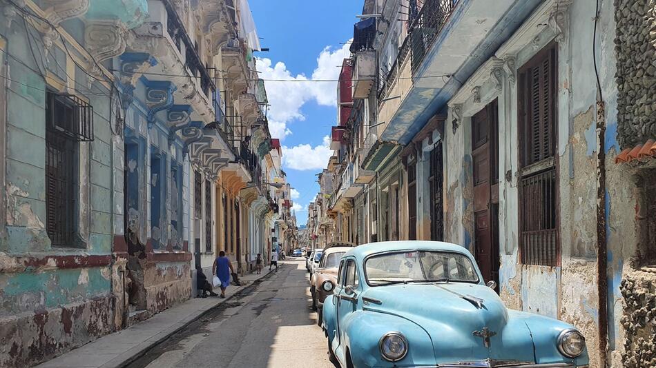 Oldtimer steht in einer Strasse im Zentrum von Havanna