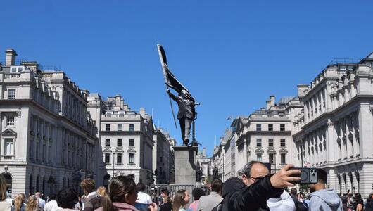 Banksy hat über Nacht eine neue Statue in London enthüllt.