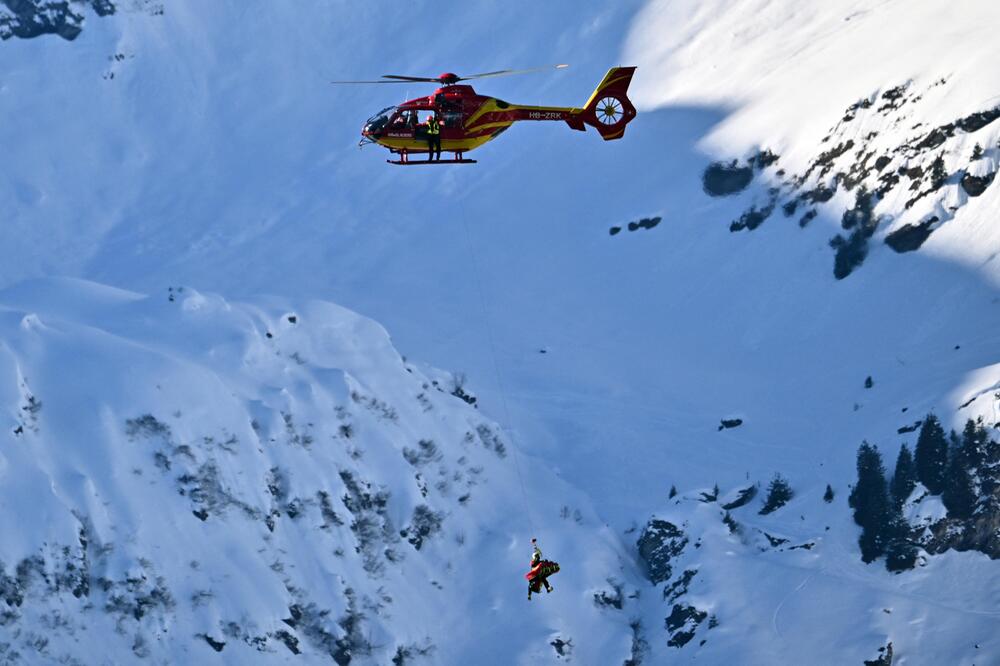 Ein Rettungshubschrauber transportiert den schwer gestürzten Alexis Pinturault in Wengen ab