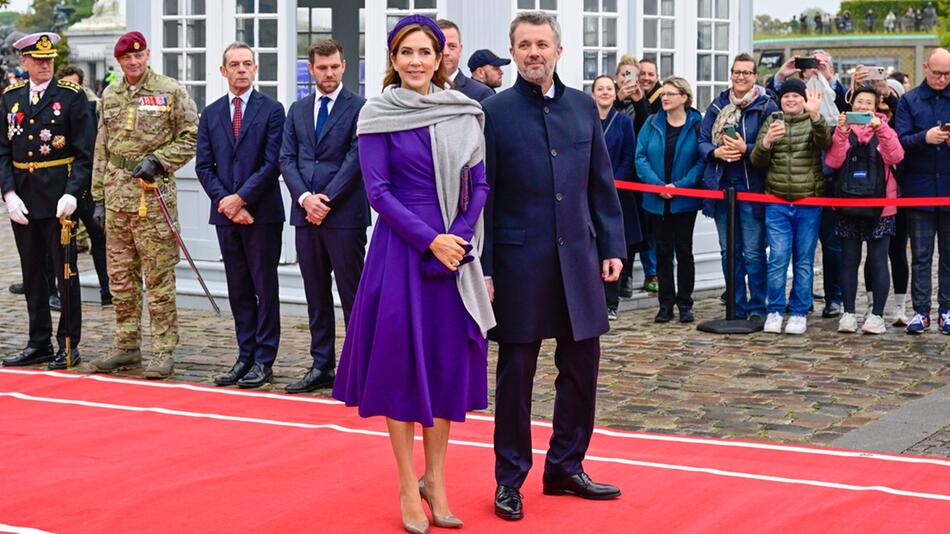 König Frederik und Königin Mary bei der Begrüssung des isländischen Präsidenten in Kopenhagen.