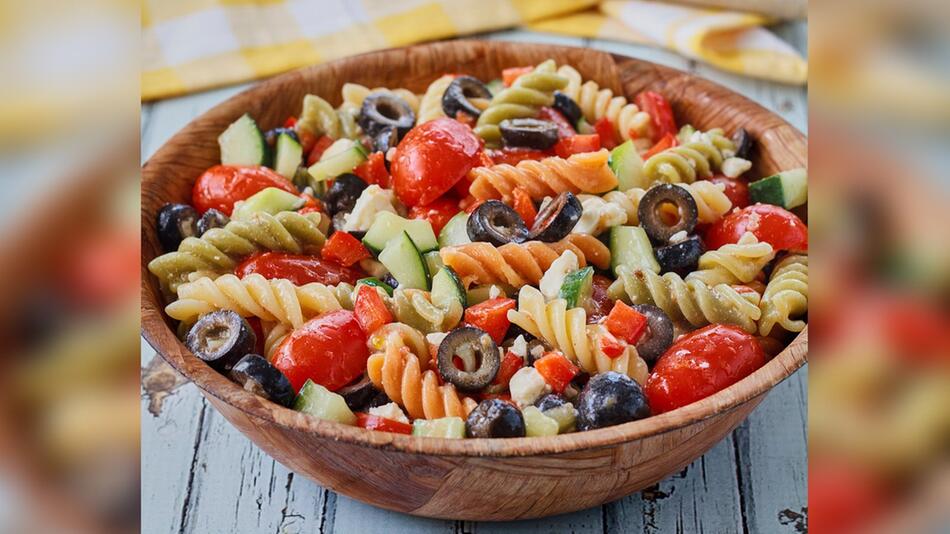 Farbenfroh und vitaminreich: Dieser Nudelsalat überzeugt nicht nur geschmacklich.