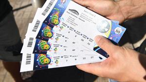 Mann hält Tickets der UEFA EURO 2016 in der Hand