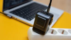 Ein USB-C-Ladegerät mit der Aufschrift 100 Watt
