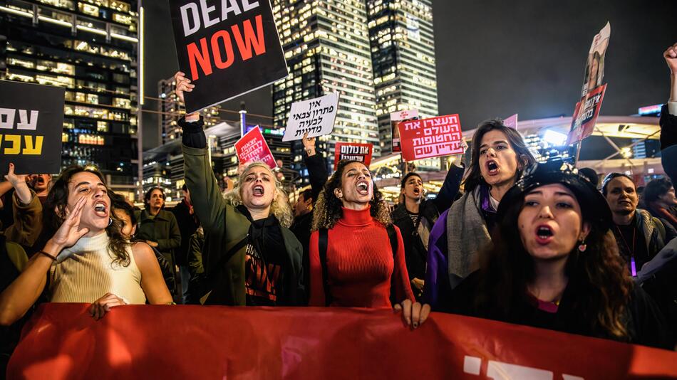 In Israel fordern Frauen die sofortige Freilassung der Geiseln und einen Waffenstillstand.