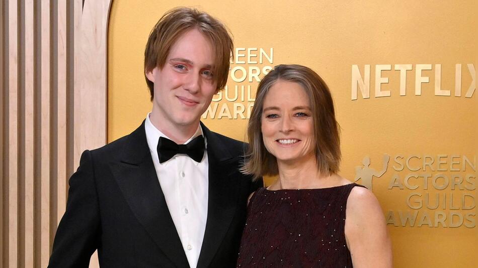 Stolze Mama: Jodie Foster posierte fröhlich mit Sohn Charlie für die Fotografen.