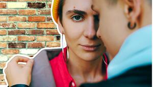 Zwei Frauen, eine davon schaut ernst in die Kamera. 