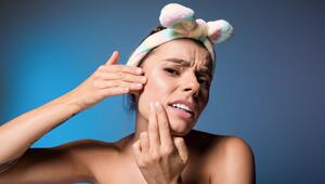 Wer zu viele Pflege- und Reinigungsprodukte verwendet, schadet damit oft unwissentlich seiner Haut.