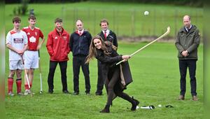 Prinzessin Kate hat sich an der keltischen Sportart Shinty versucht.
