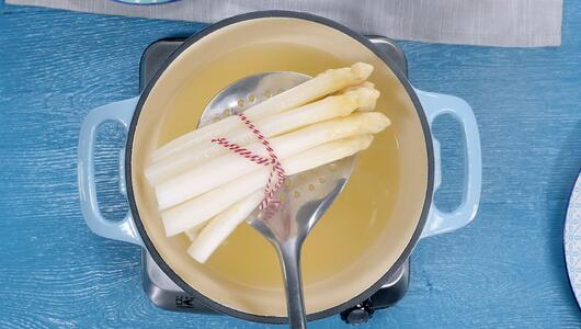 Halt Stopp! Spargelwasser nicht wegschütten
