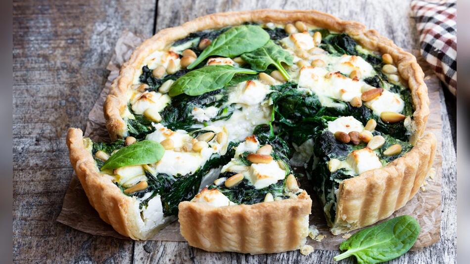 Blattspinat und Feta ergänzen sich perfekt in dieser Quiche.