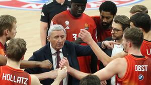 Svetislav Pesic und seine Basketballer