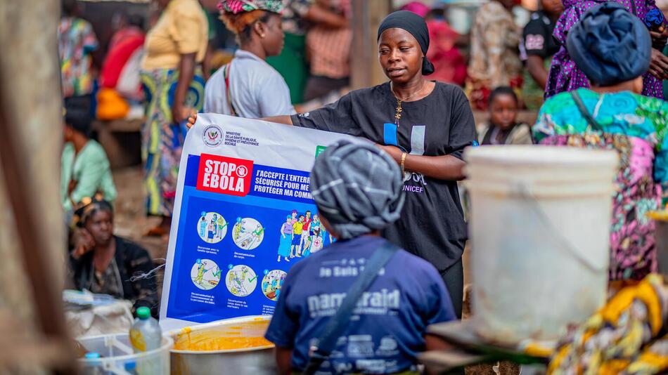 Aufklärungsarbeit auf einem Markt in der Demokratischen Republik Kongo