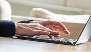 Frau arbeitet an einem Laptop