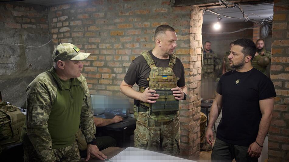Selenskyj und ein paar ukrainische Soldaten