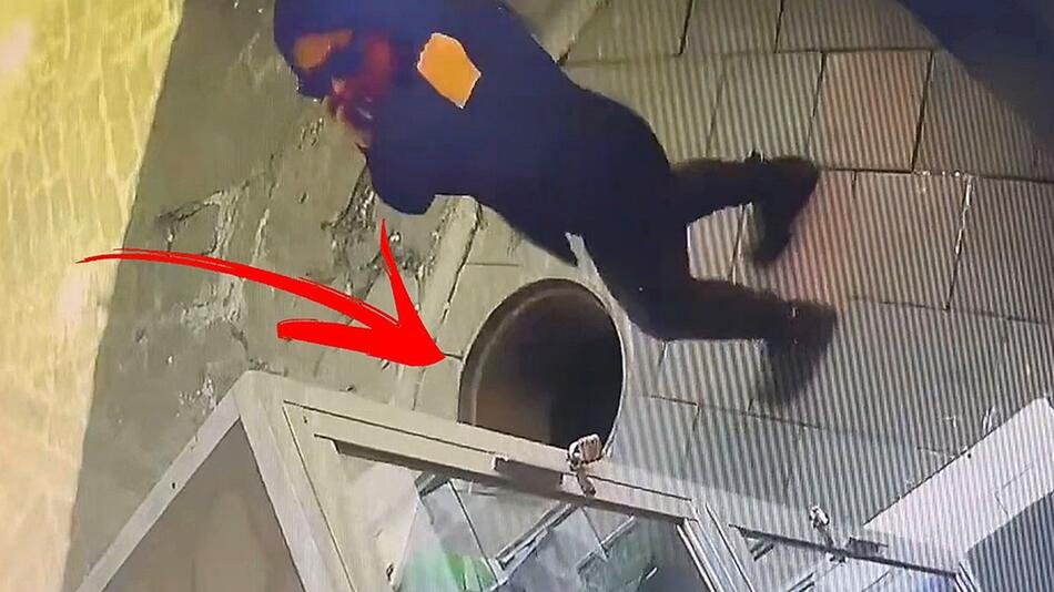 Beim Telefonieren abgelenkt – Frau fällt in Abwasserschacht