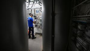 Handwerker für Heizungsbau in einem Heizungskeller