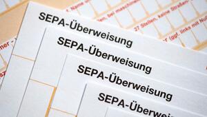SEPA-Überweisungsscheine liegen auf einem Tisch