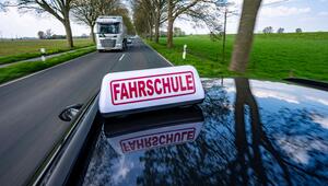 Ein Fahrschüler fährt auf einer Landstrasse.