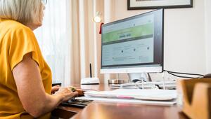 Eine Frau macht eine Steuererklärung am PC