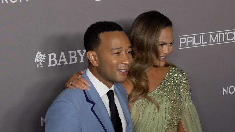 „Was für ein gesegneter Tag: Chrissy Teigen und John Legend bekommen Baby ihr drittes Kind