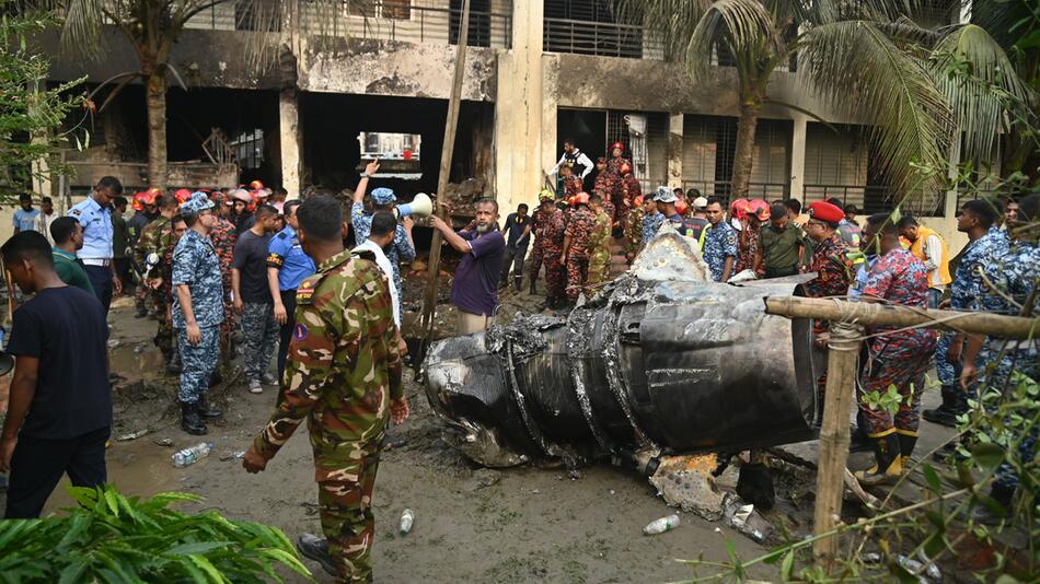 Militärflugzeug stürzt auf Schulgelände in Bangladesch