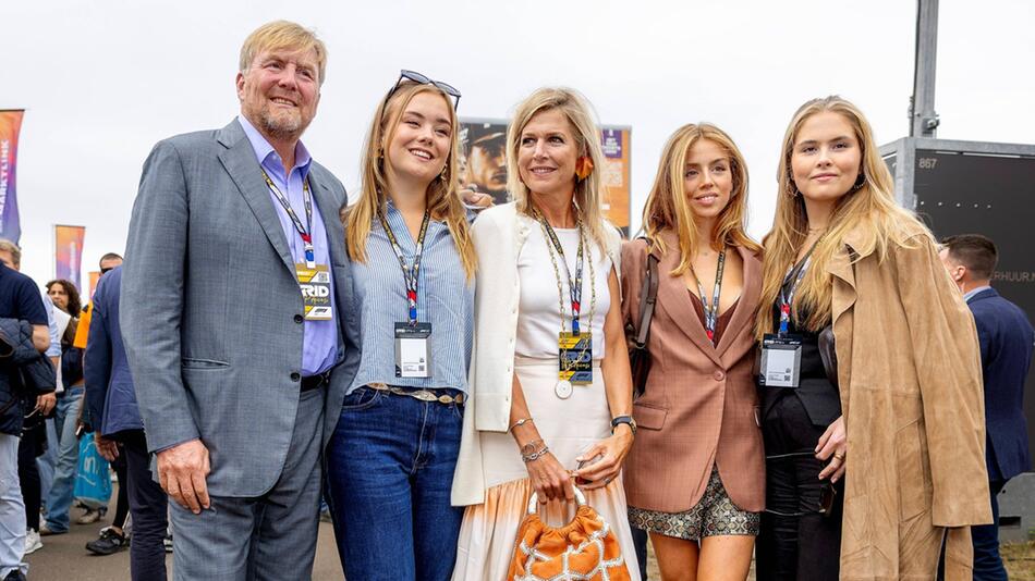 König Willem-Alexander und Königin Máxima mit ihren Töchtern Ariane (v.l.), Alexia und Amalia in ...