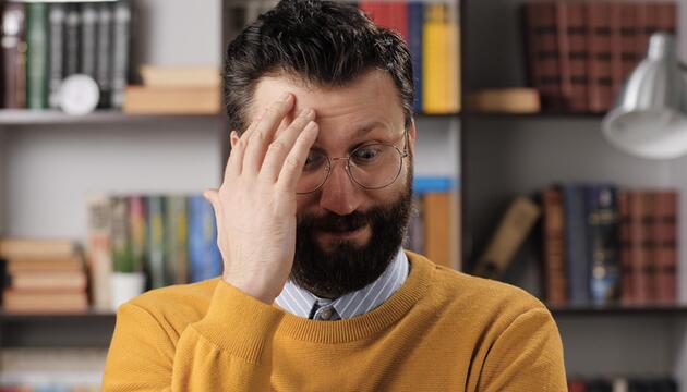 Mann ist peinlich berührt