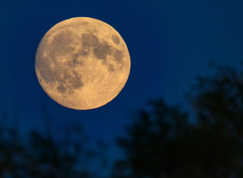 Mond am Abendhimmel