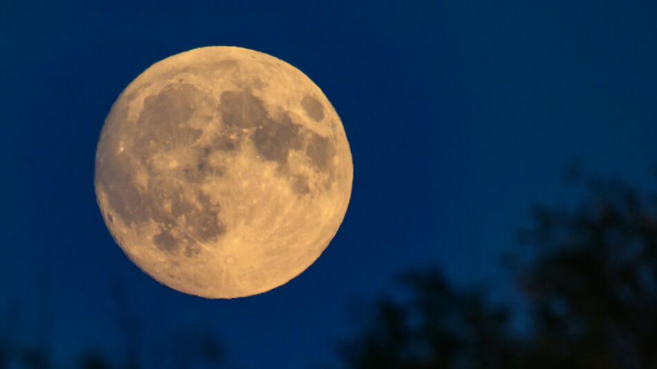 Mond am Abendhimmel