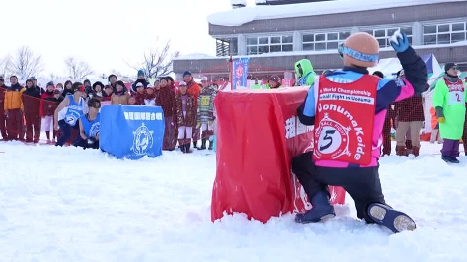 Japans Profi-Schneeballschlacht - Zwei Teams, zwei Minuten