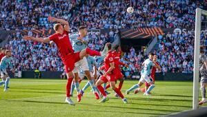 Im Strafraum von Celta Vigo geht es hoch her.