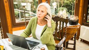 Best Agerin mit Laptop und Smartphone