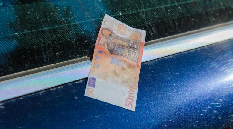 50 Euro liegen auf Auto