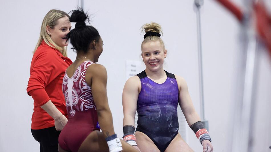 Trainingsgespräch zwischen Simone Biles und Joscelyn Roberson in Katy