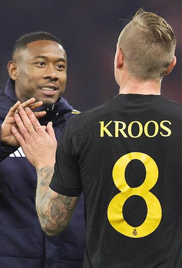 David Alaba klatscht mit Toni Kroos ab