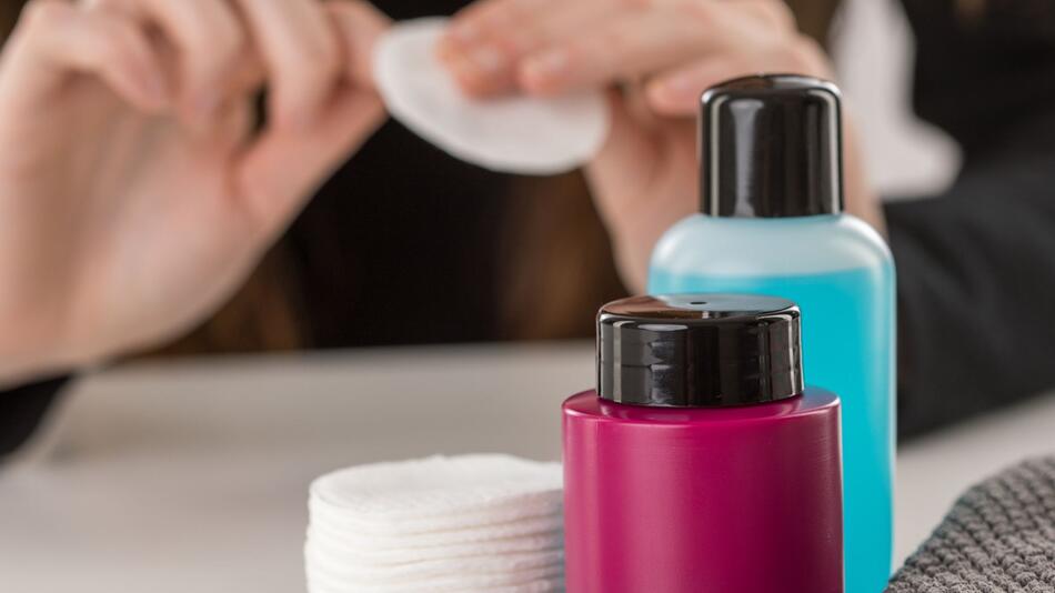 Eine Frau nutzt Nagellackentferner