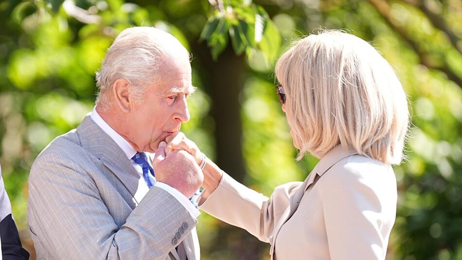 König Charles verabschiedet Brigitte Macron auf Schloss Windsor.