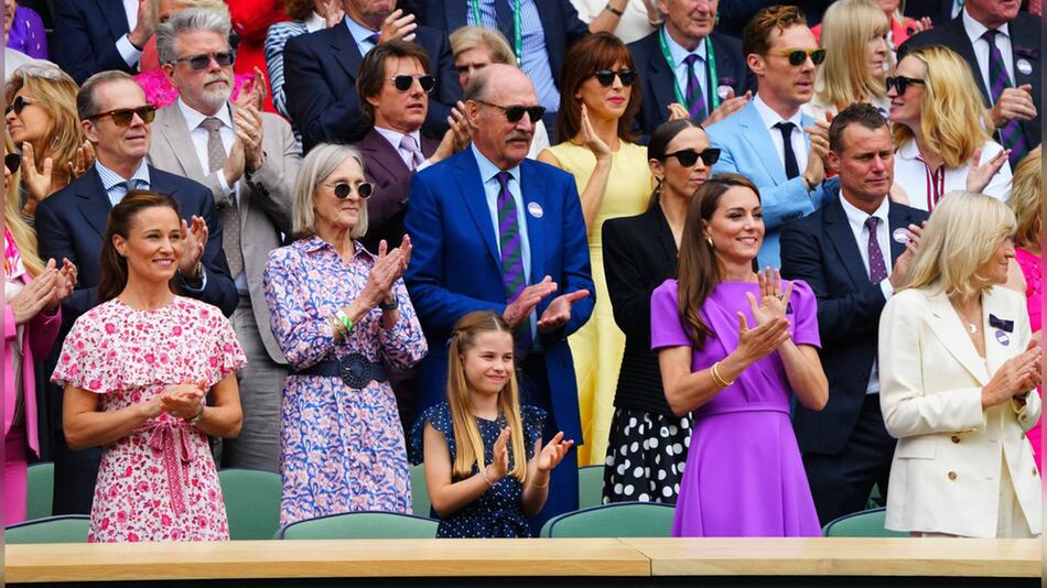 Prinzessin Kate (r.) mit Prinzessin Charlotte und Pippa Middleton (l.) in Wimbledon. Hinter ...