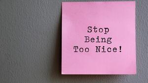 Post-it mit den Worten "Stop being too nice!" darauf