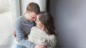 Frau und Mann umarmen sich